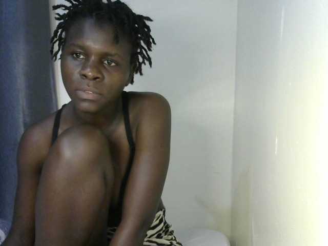 Queenbeea live cam on BongaCams