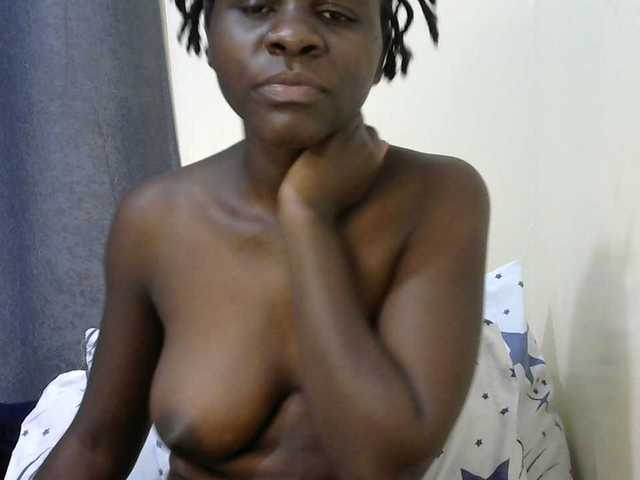 Queenbeea live cam on BongaCams