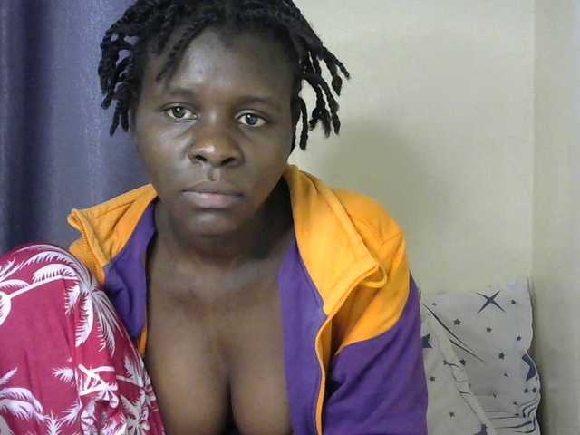 Queenbeea live cam on BongaCams
