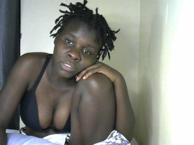 Queenbeea live cam on BongaCams