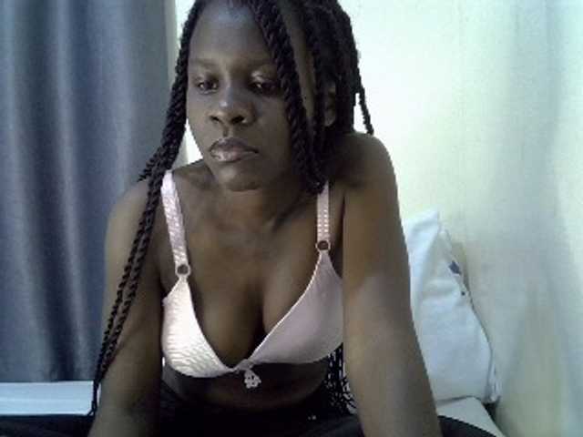 Queenbeea live cam on BongaCams