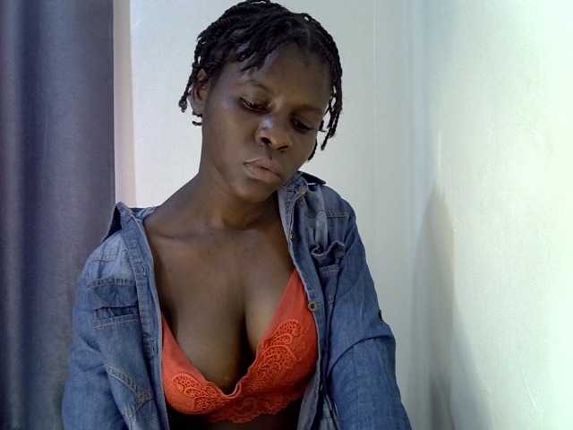 Queenbeea live cam on BongaCams
