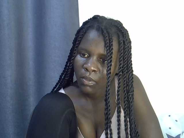 Queenbeea live cam on BongaCams