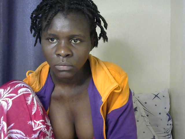 Queenbeea live cam on BongaCams
