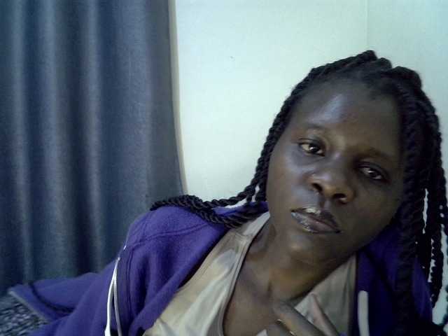 Queenbeea live cam on BongaCams
