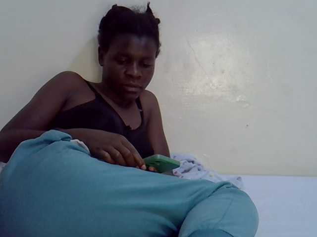 Queenbeea live cam on BongaCams