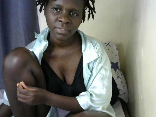 Queenbeea live cam on BongaCams