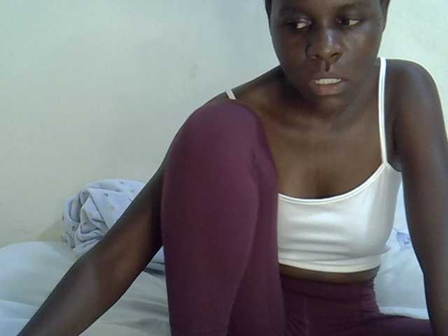 Queenbeea live cam on BongaCams