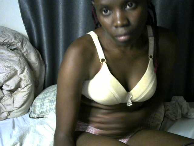 Queenbeea live cam on BongaCams