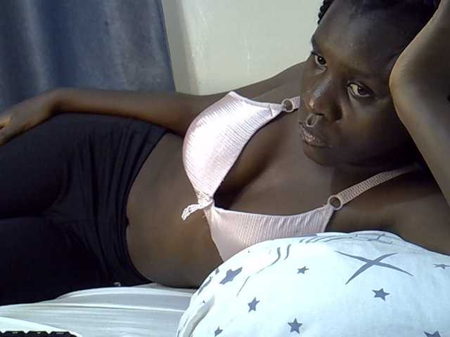 Queenbeea live cam on BongaCams