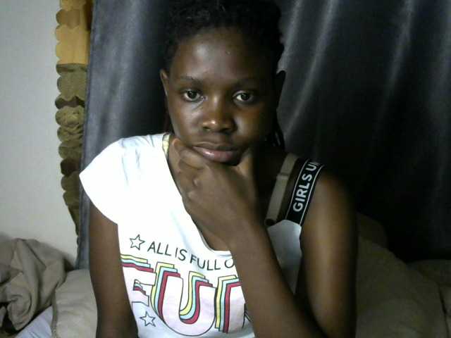 Queenbeea live cam on BongaCams