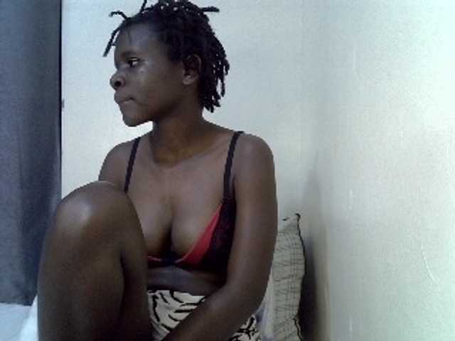 Queenbeea live cam on BongaCams