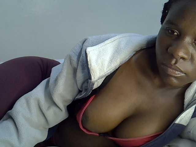 Queenbeea live cam on BongaCams