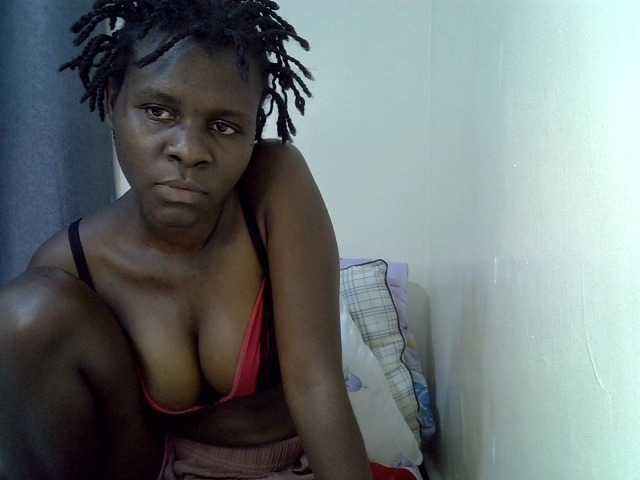 Queenbeea live cam on BongaCams