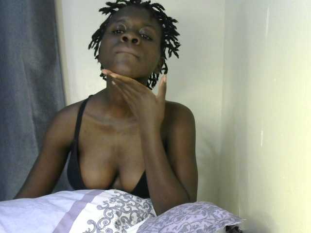 Queenbeea live cam on BongaCams