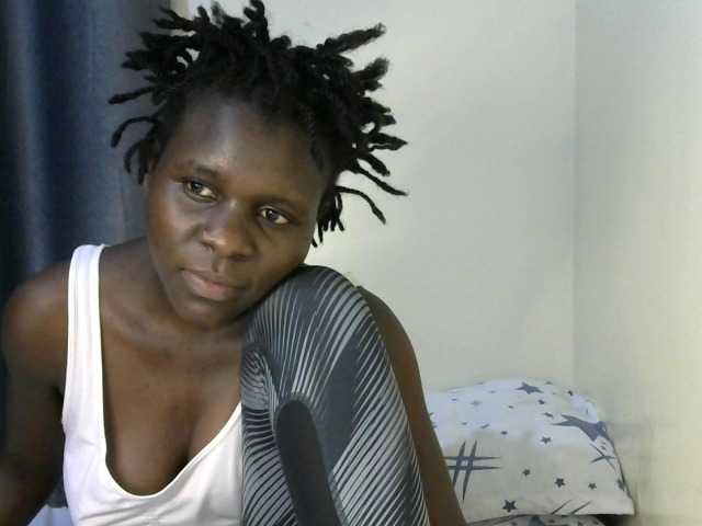 Queenbeea live cam on BongaCams