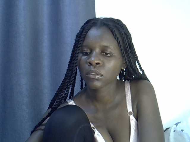 Queenbeea live cam on BongaCams