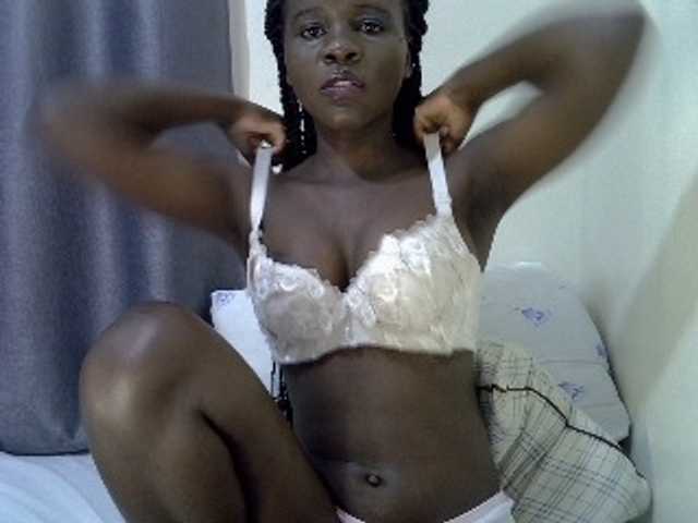 Queenbeea live cam on BongaCams
