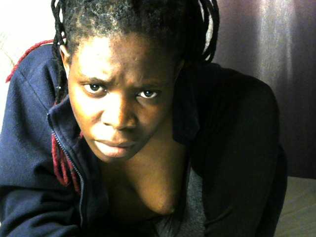 Queenbeea live cam on BongaCams