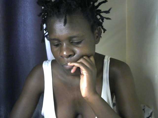 Queenbeea live cam on BongaCams