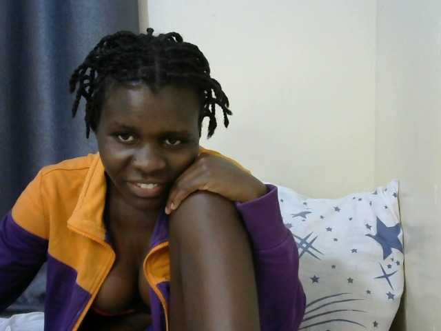 Queenbeea live cam on BongaCams