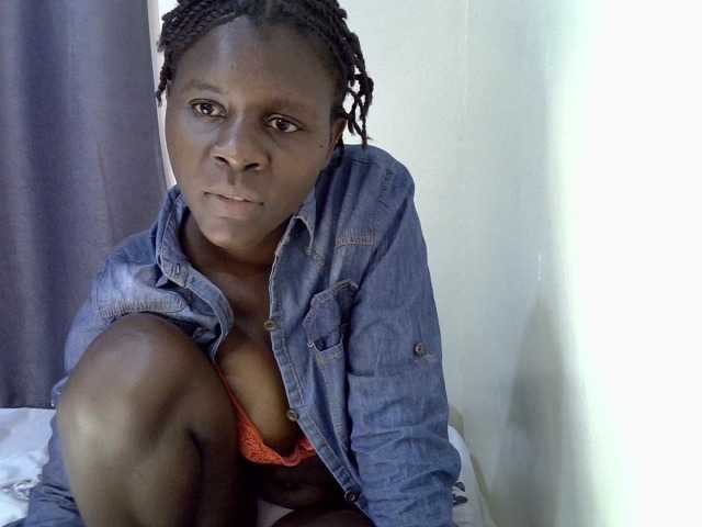 Queenbeea live cam on BongaCams