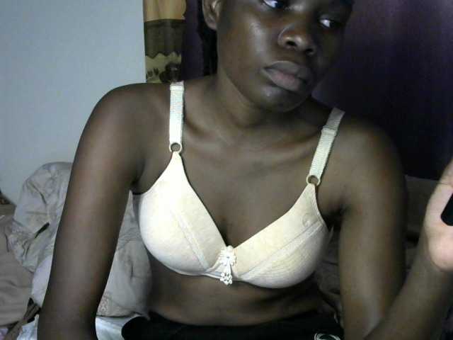 Queenbeea live cam on BongaCams