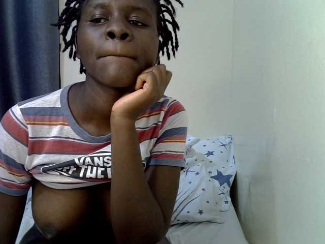 Queenbeea live cam on BongaCams