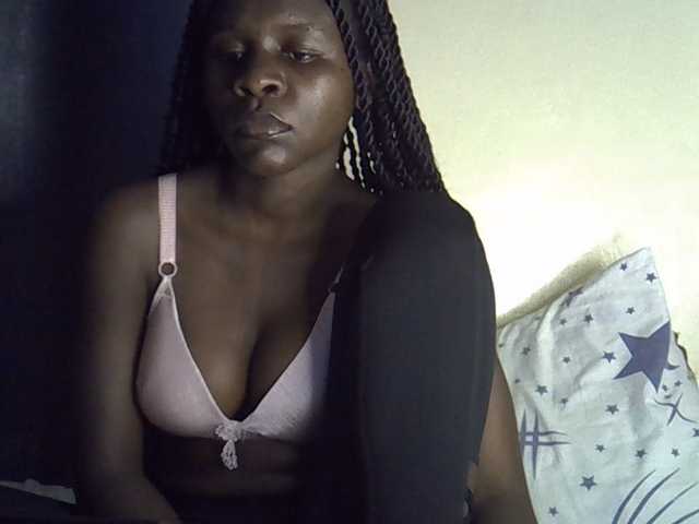 Queenbeea live cam on BongaCams