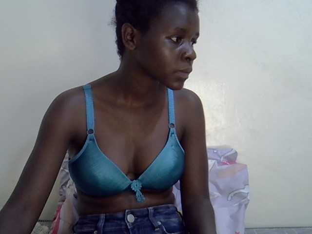 Queenbeea live cam on BongaCams