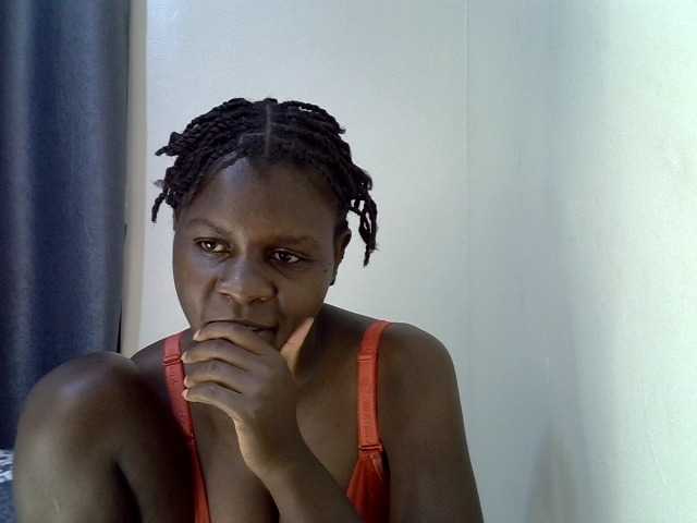 Queenbeea live cam on BongaCams