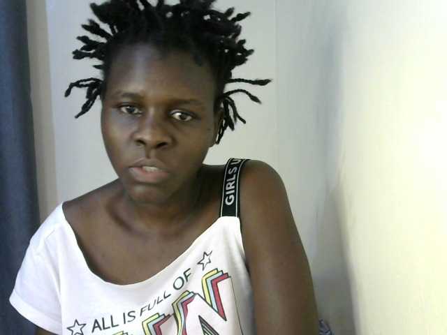 Queenbeea live cam on BongaCams