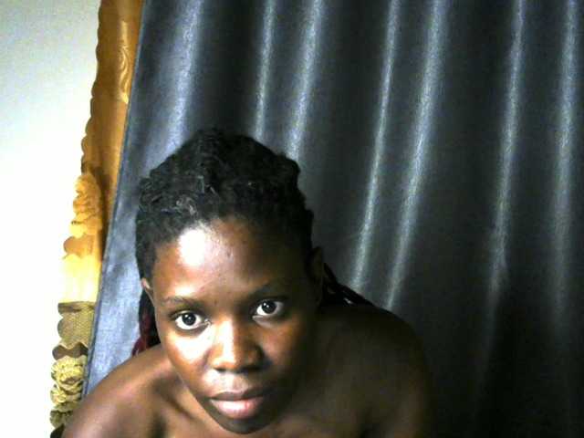 Queenbeea live cam on BongaCams