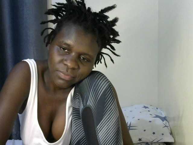 Queenbeea live cam on BongaCams