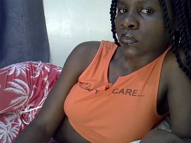 Queenbeea live cam on BongaCams