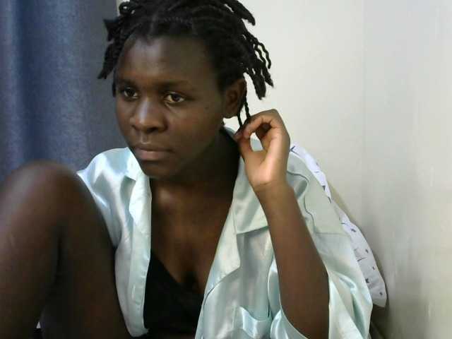 Queenbeea live cam on BongaCams