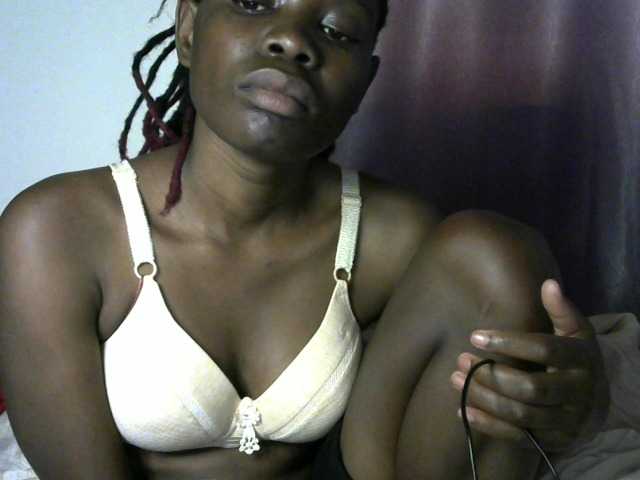 Queenbeea live cam on BongaCams
