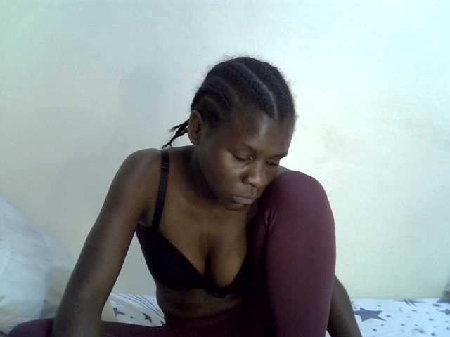 Queenbeea, live now on BongaCams