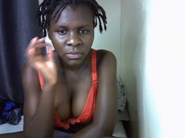 Queenbeea live cam on BongaCams