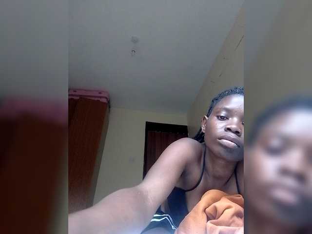 Queenbeea's BongaCams show and profile