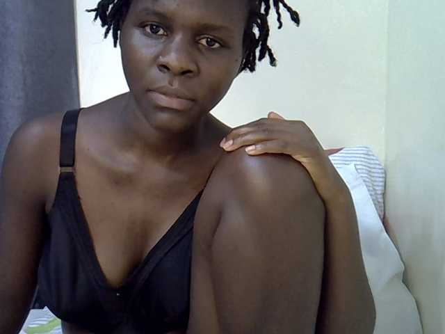 Queenbeea live cam on BongaCams