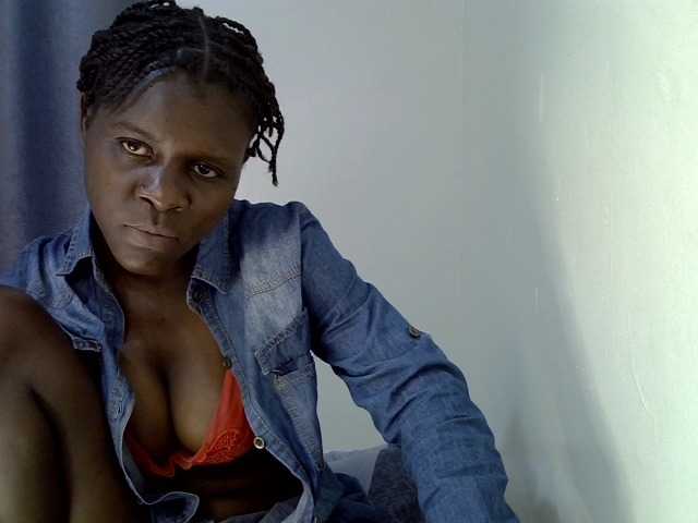 Queenbeea live cam on BongaCams
