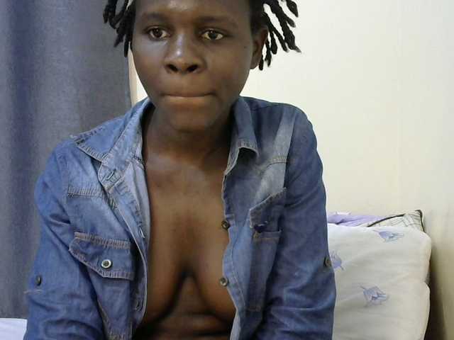 Queenbeea live cam on BongaCams