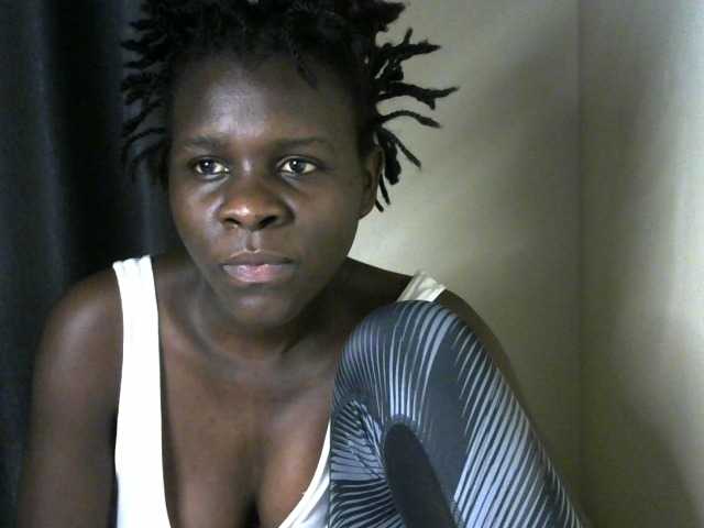 Queenbeea live cam on BongaCams