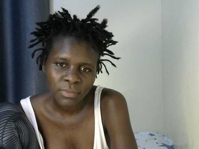 Queenbeea live cam on BongaCams