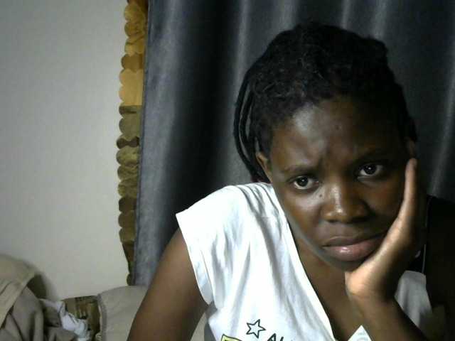 Queenbeea live cam on BongaCams