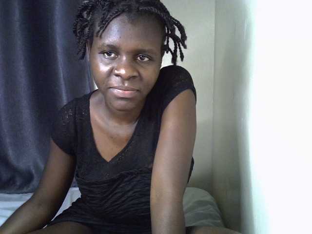 Queenbeea live cam on BongaCams