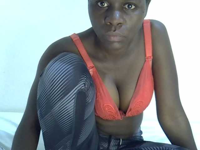 Queenbeea live cam on BongaCams