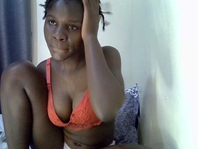Queenbeea live cam on BongaCams