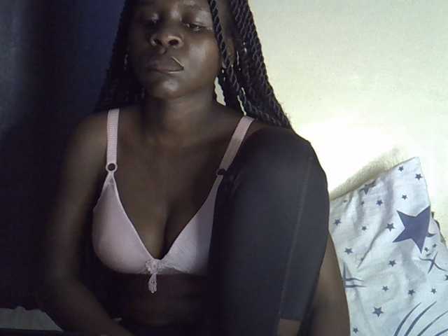 Queenbeea live cam on BongaCams